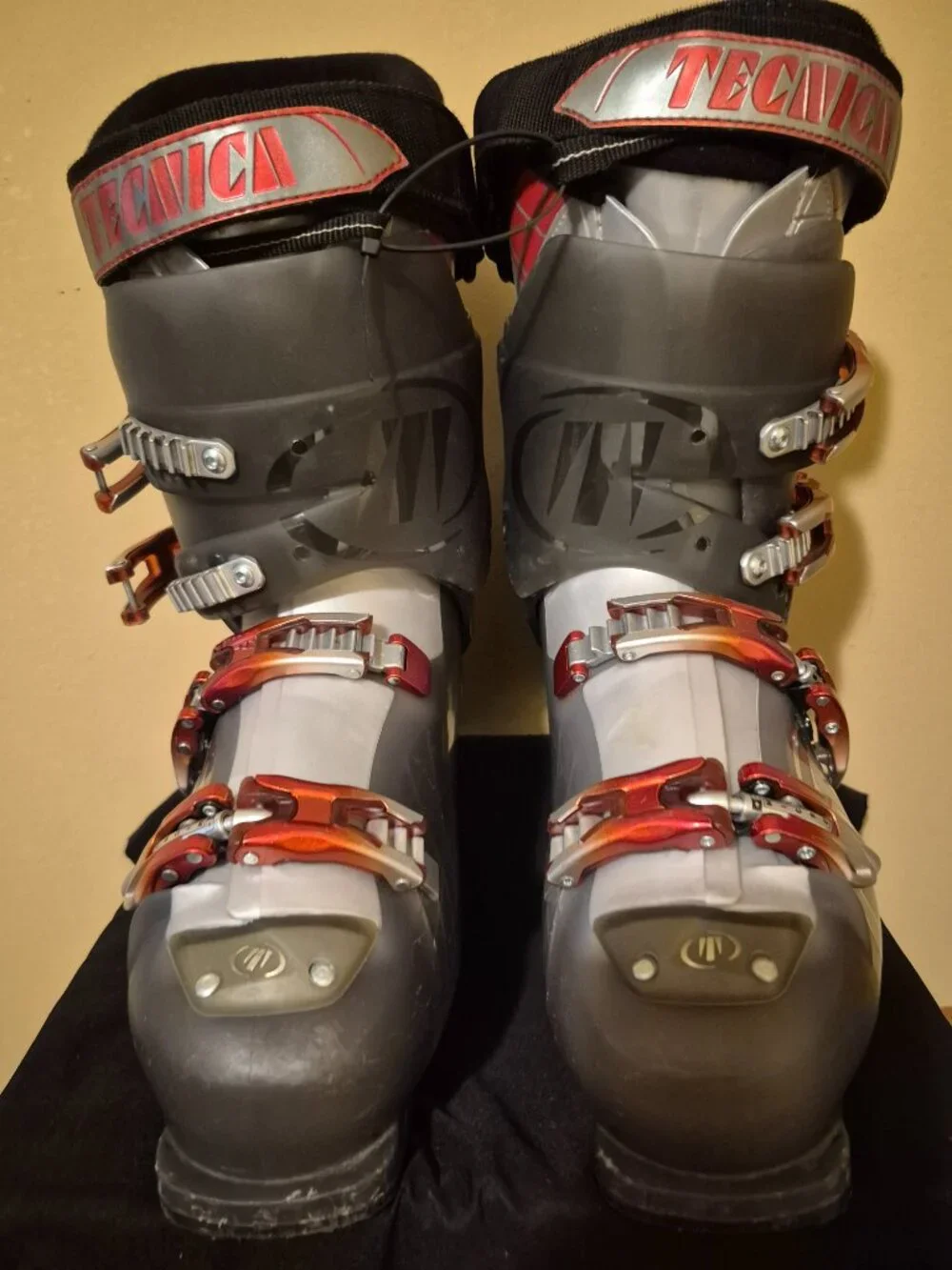 A PAIR OF USED TECNICA VENTO 6 HVL SKI BOOTS MEN 324 MM SHELL